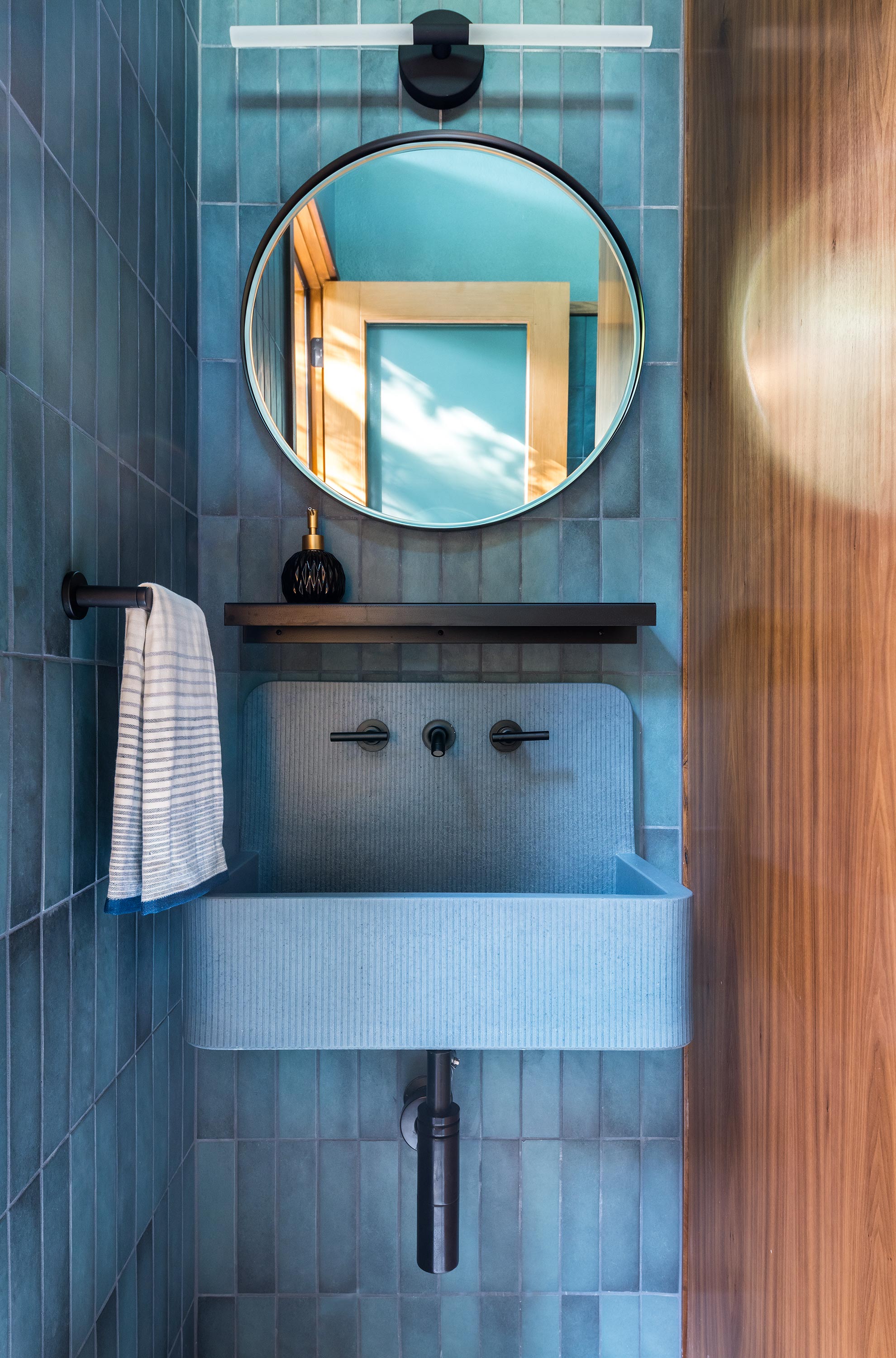 Terri Glanger Interiors Photographer Outdoor powder bath with blue tile, Dallas, Texas 